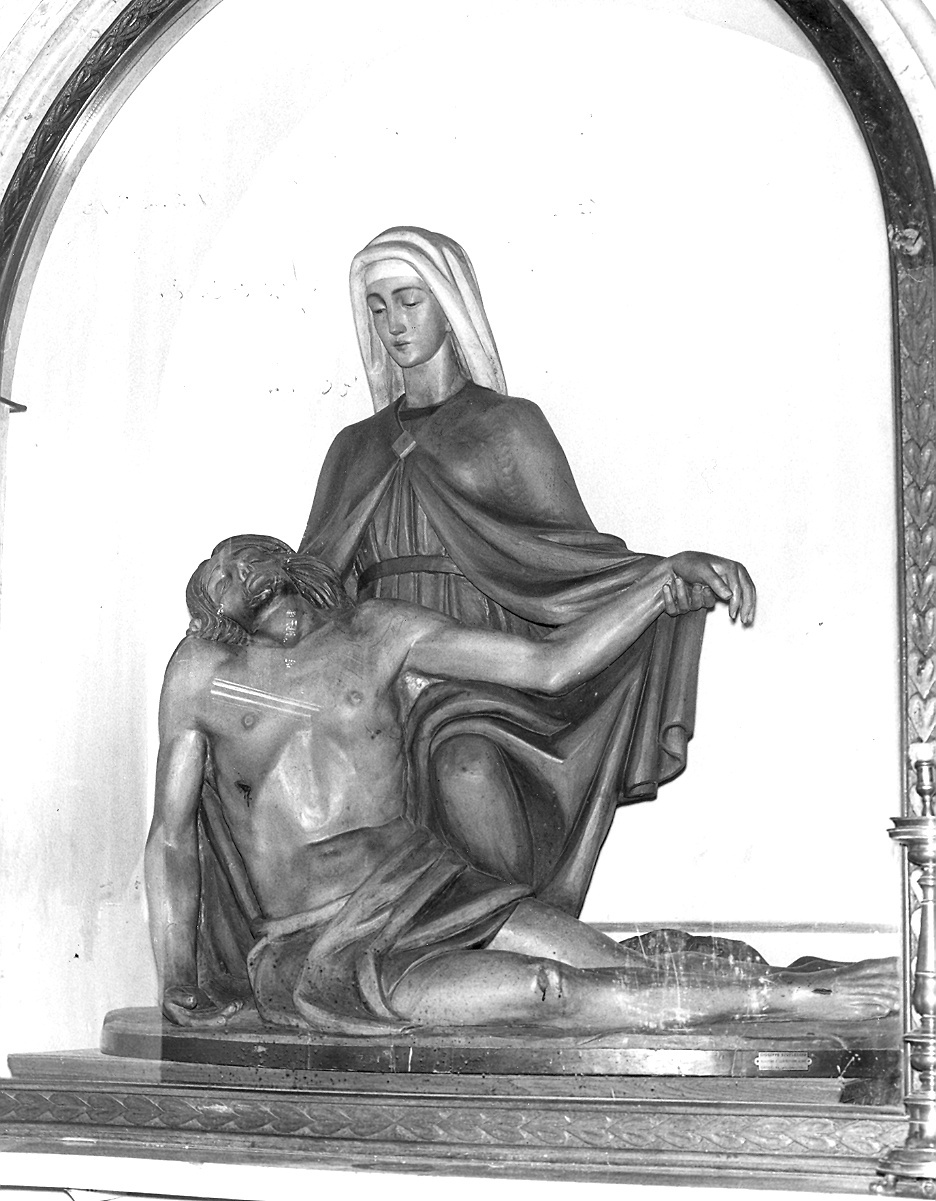 Pietà (scultura) di Stuflesser Giuseppe (prima metà sec. XX)