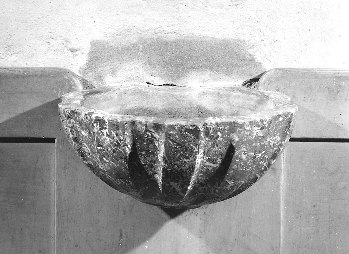 acquasantiera - a conchiglia, serie - bottega piacentina (sec. XVIII)