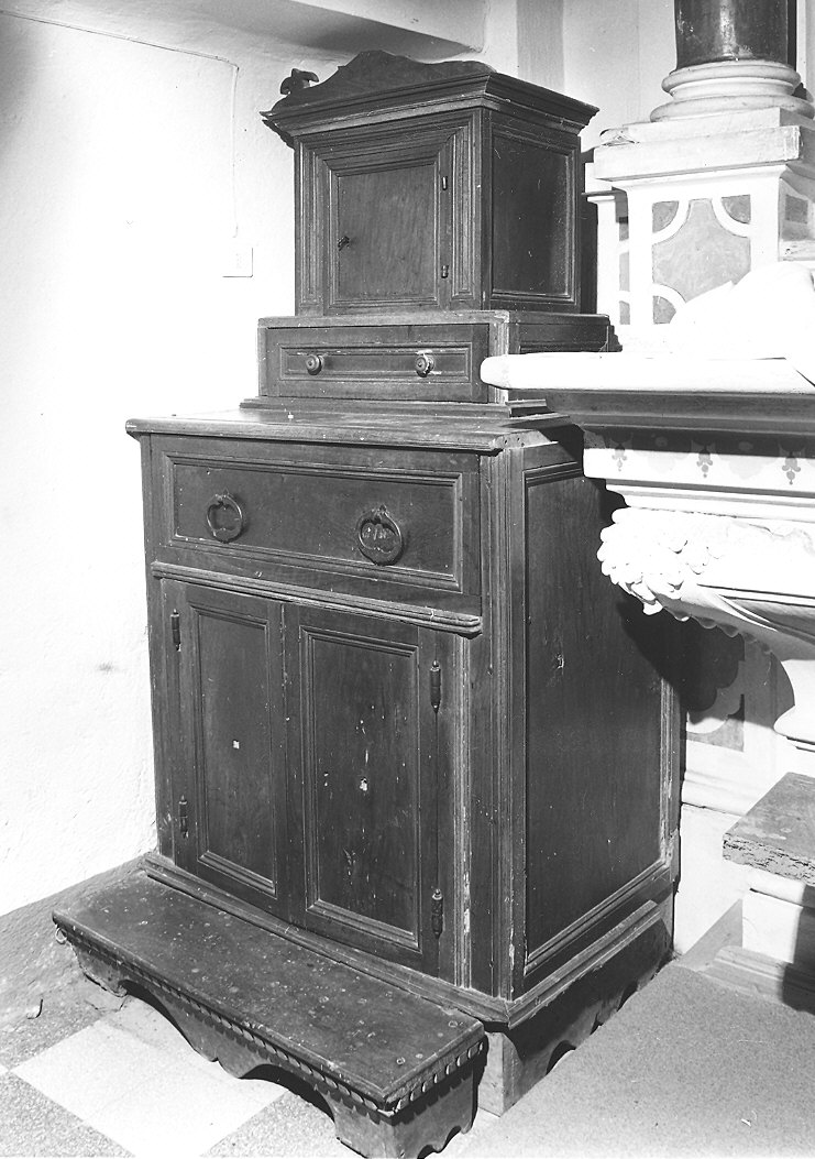 mobile a due corpi - bottega piacentina (fine/inizio secc. XVIII/ XIX)