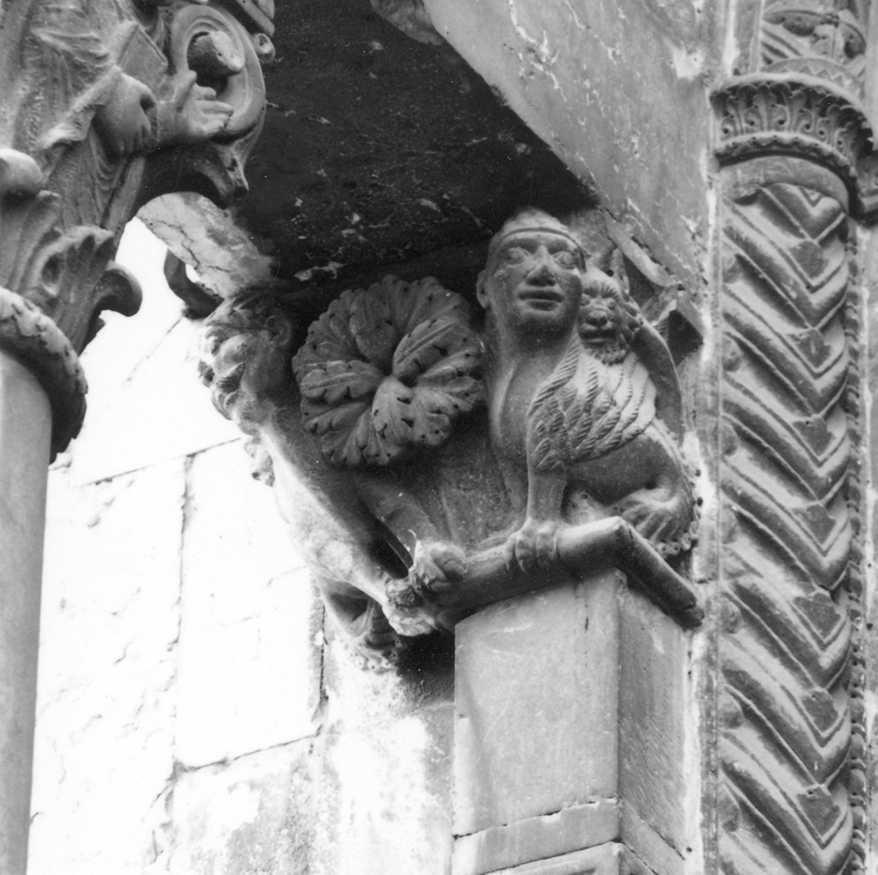 sfinge (capitello di parasta, elemento d'insieme) di Wiligelmo (bottega) (sec. XII)