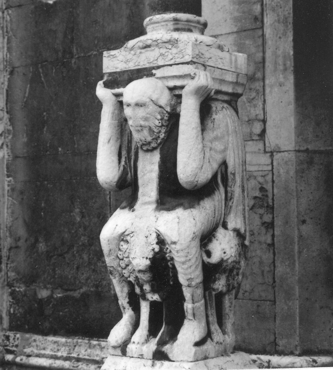 telamone (scultura) di Wiligelmo (bottega) (prima metà sec. XII)