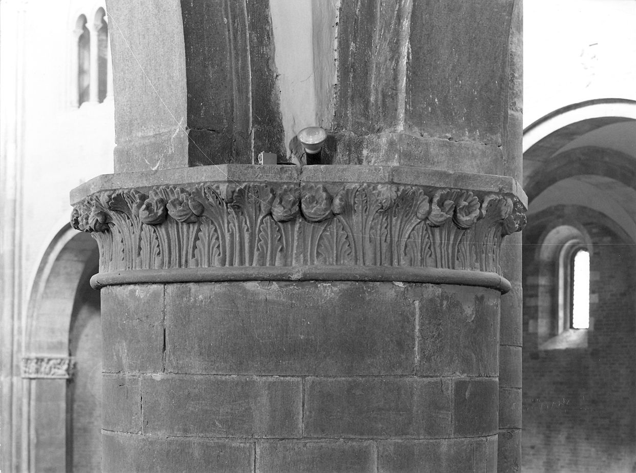 capitello, elemento d'insieme - bottega piacentina (prima metà sec. XII)
