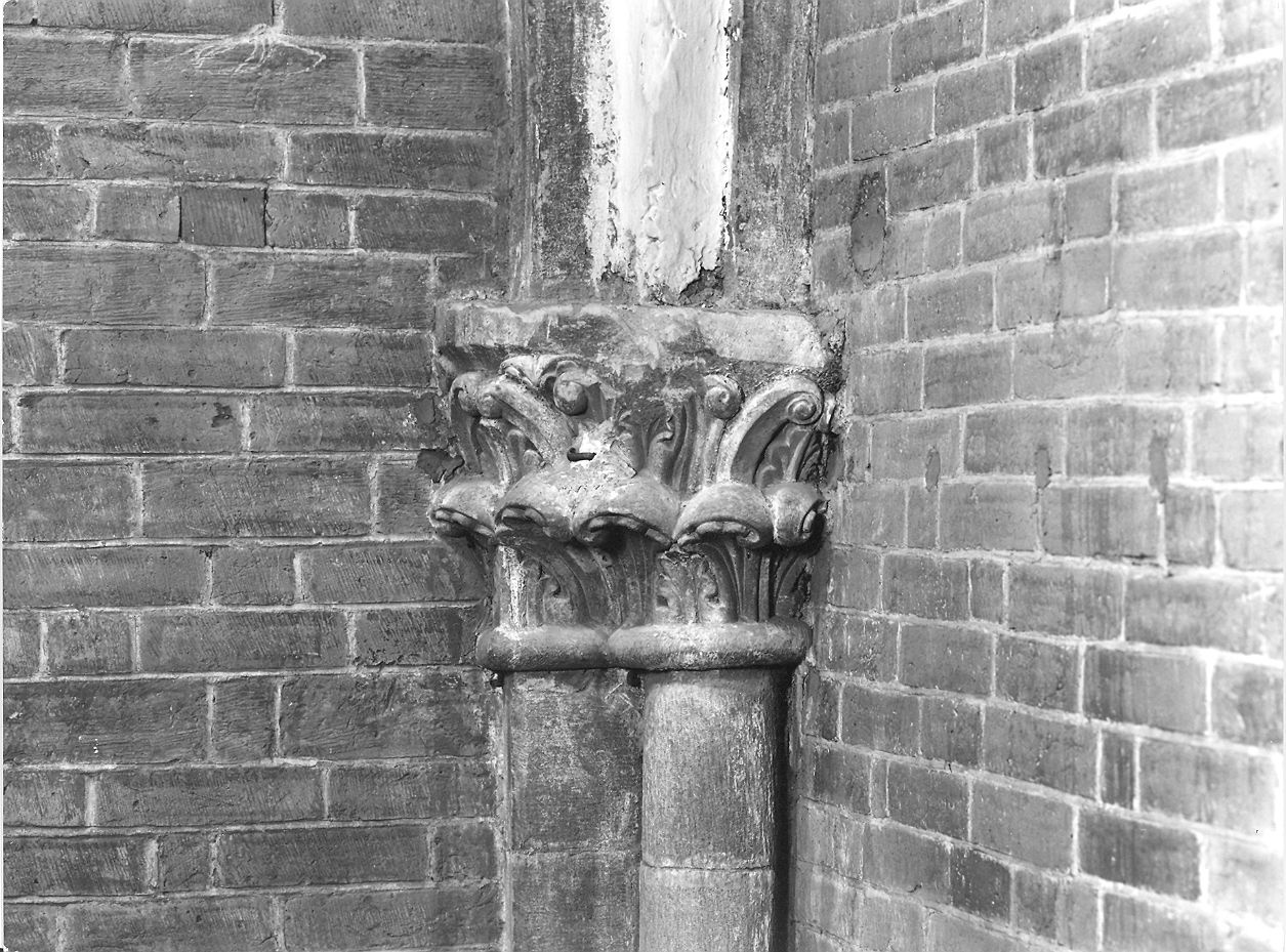 capitello, elemento d'insieme - bottega piacentina (prima metà sec. XII)