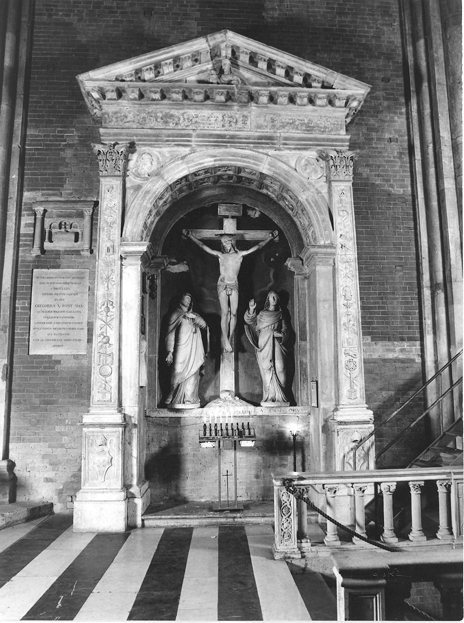 Gesù crocifisso tra la Madonna e San Giovanni (monumento funebre - a edicola) di Ambrogio da Montevecchi (attribuito) (inizio sec. XVI)