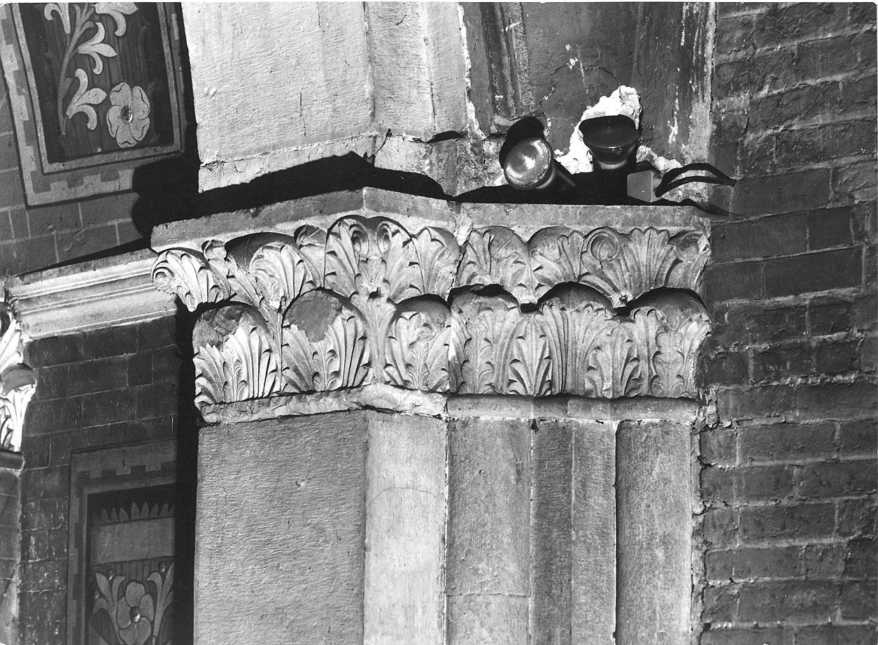 capitello di pilastro, elemento d'insieme - bottega piacentina (inizio sec. XIII)