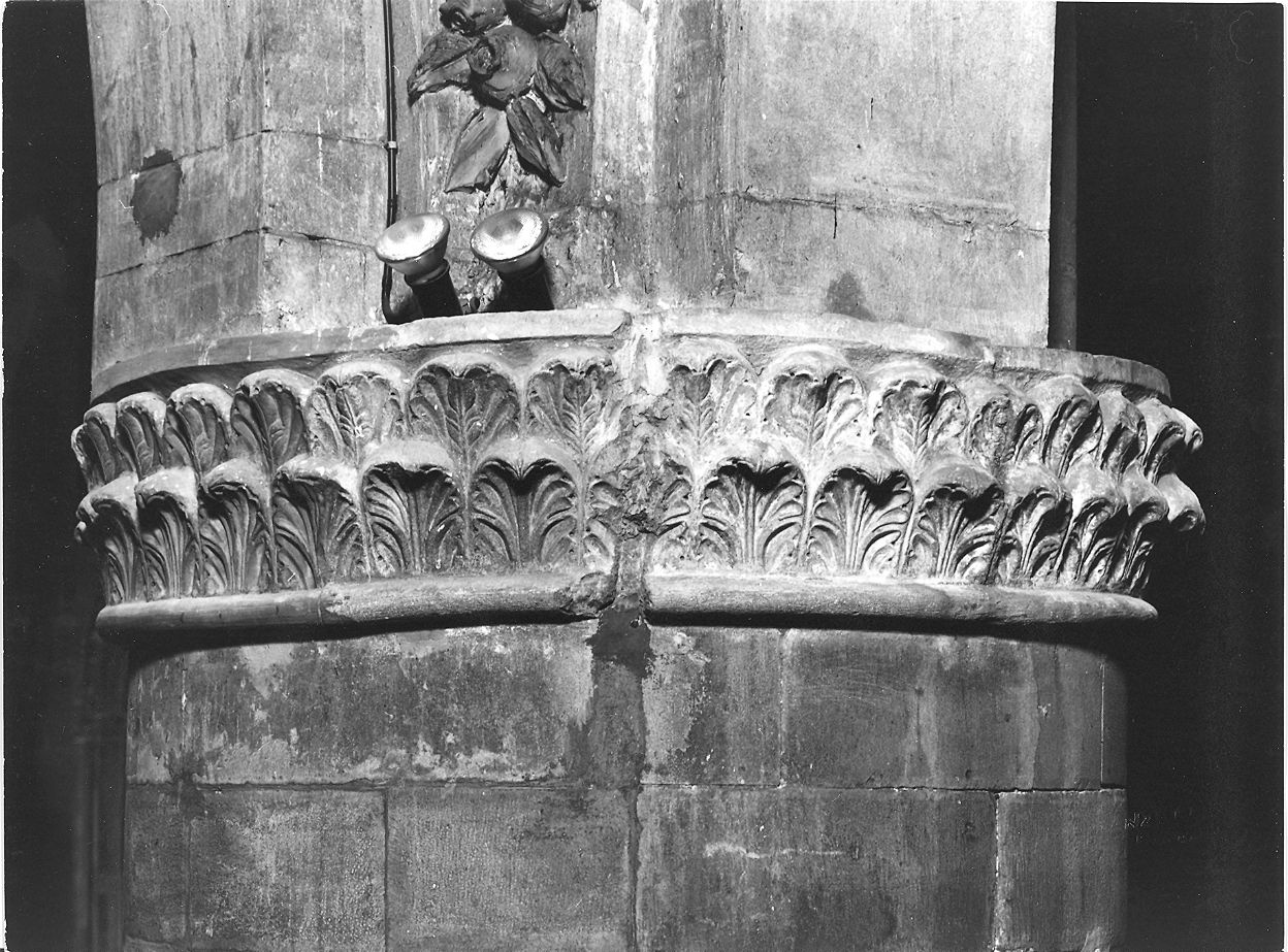 capitello di pilastro, elemento d'insieme - bottega piacentina (prima metà sec. XII)