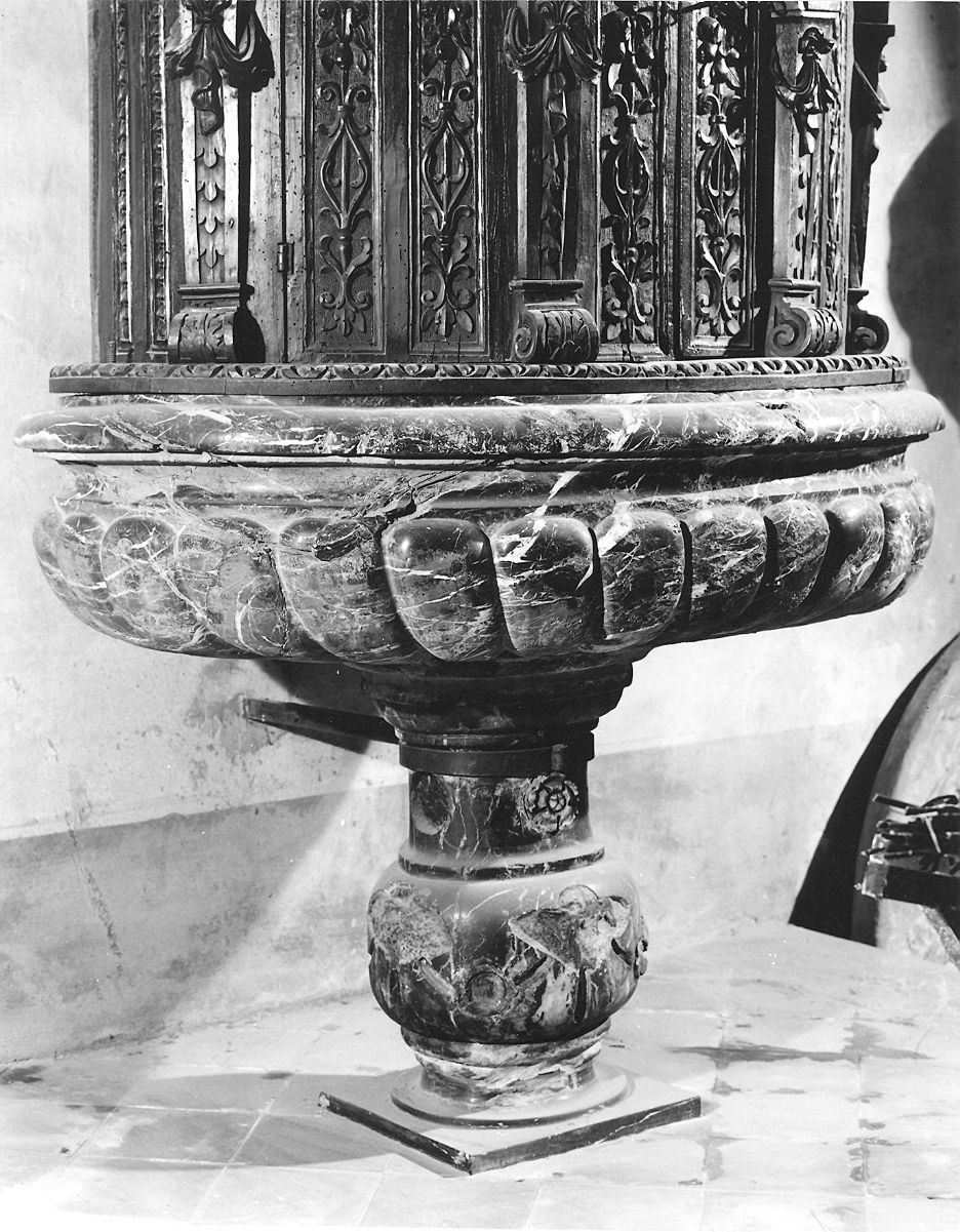 fonte battesimale - a vasca - bottega piacentina (terzo quarto sec. XVI)