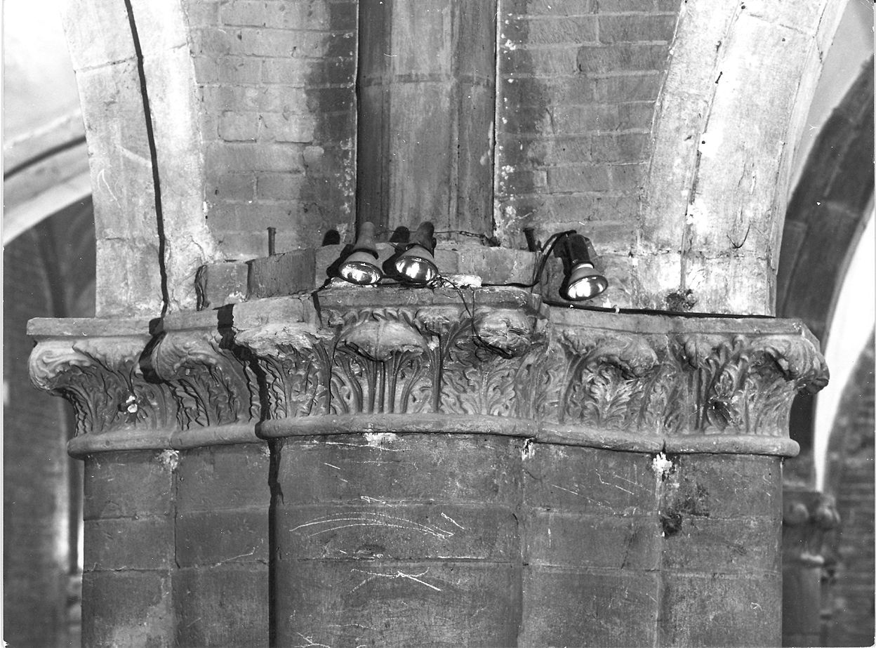 capitello di pilastro, elemento d'insieme - bottega piacentina (prima metà sec. XII)