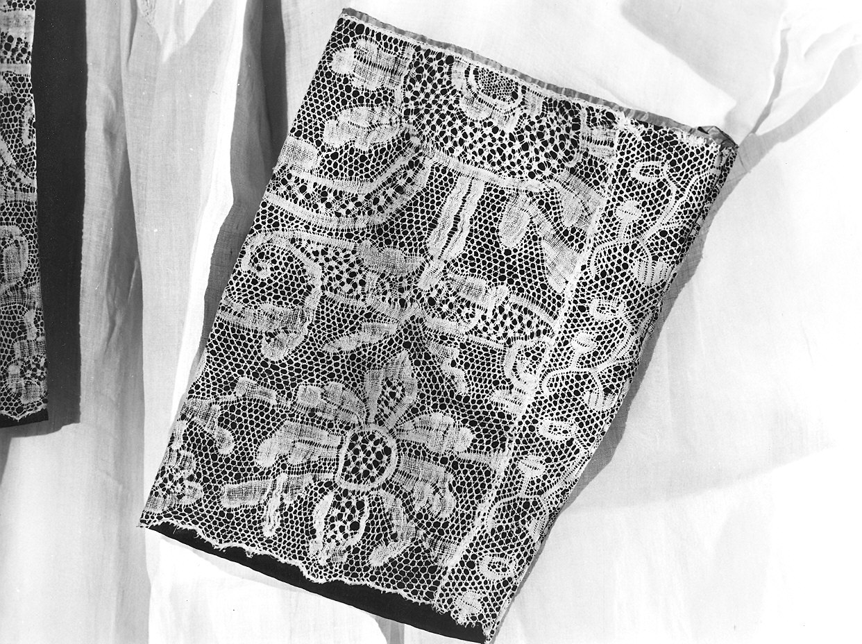 camice ecclesiastico - manifattura fiamminga (inizio, metà sec. XVIII, sec. XVIII)