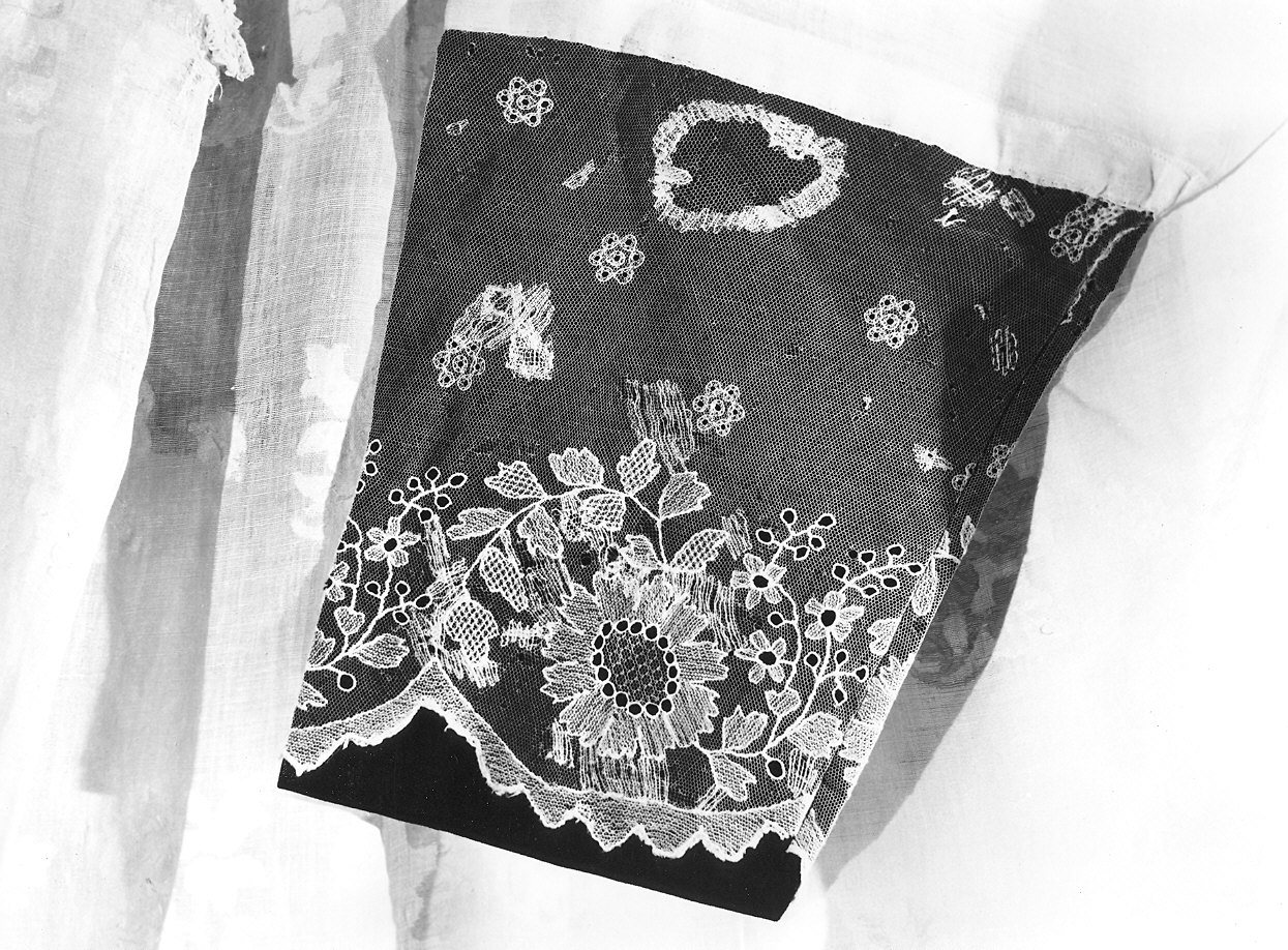 camice ecclesiastico - manifattura fiamminga, manifattura inglese (secondo quarto, metà sec. XIX, sec. XIX)