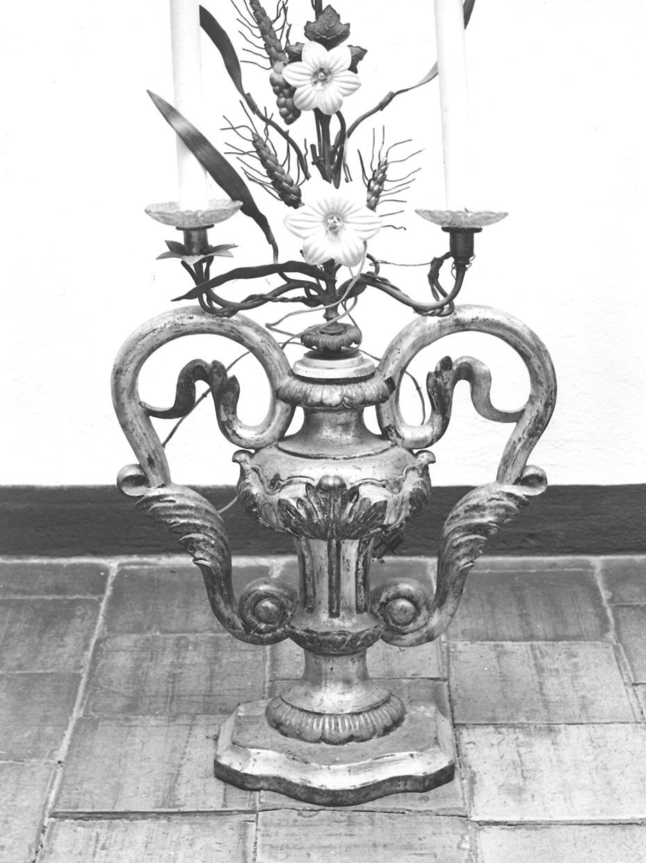 vaso d'altare con composizione floreale, serie - bottega piacentina (fine sec. XIX)