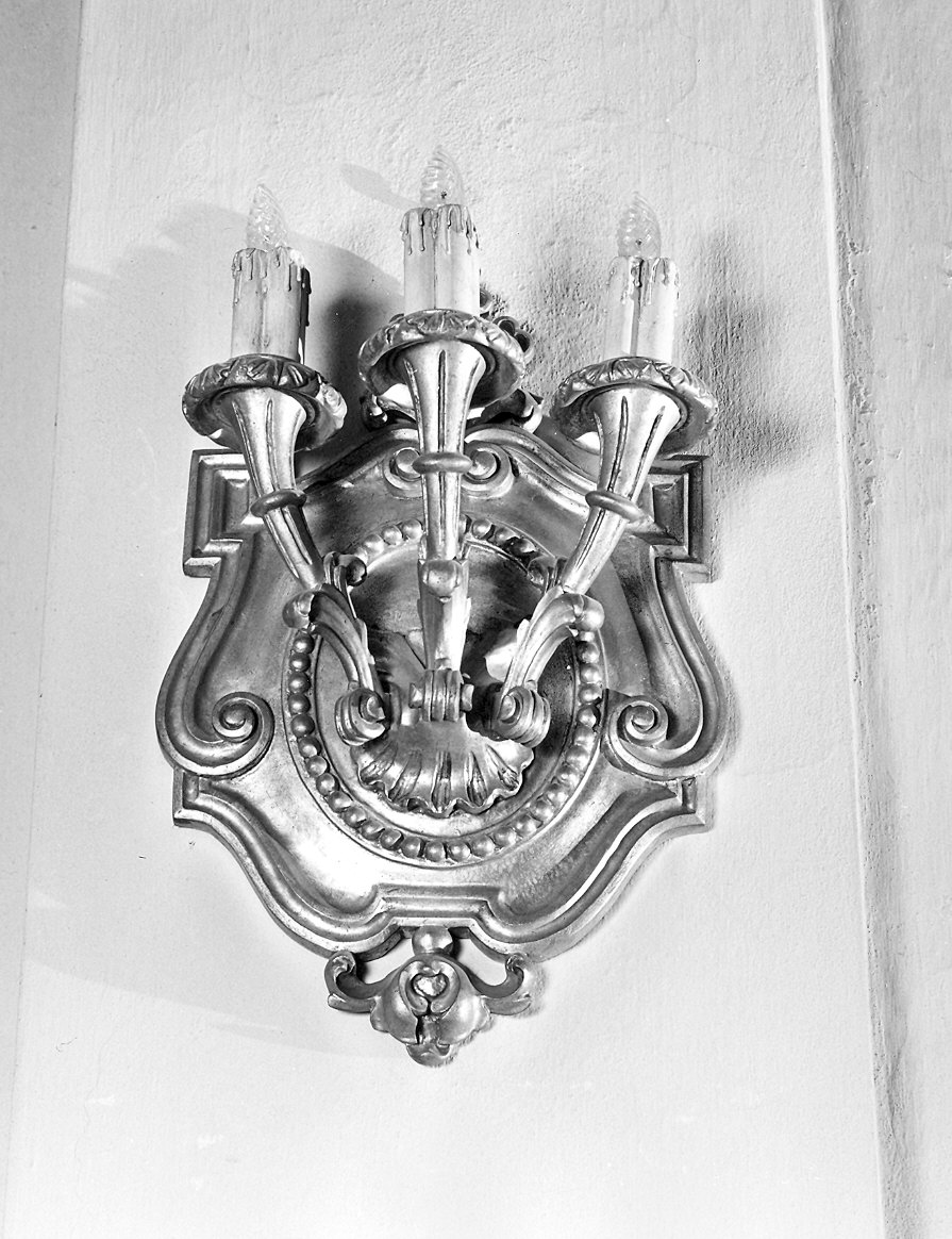 candeliere da parete, serie - produzione emiliana (secondo quarto sec. XX)