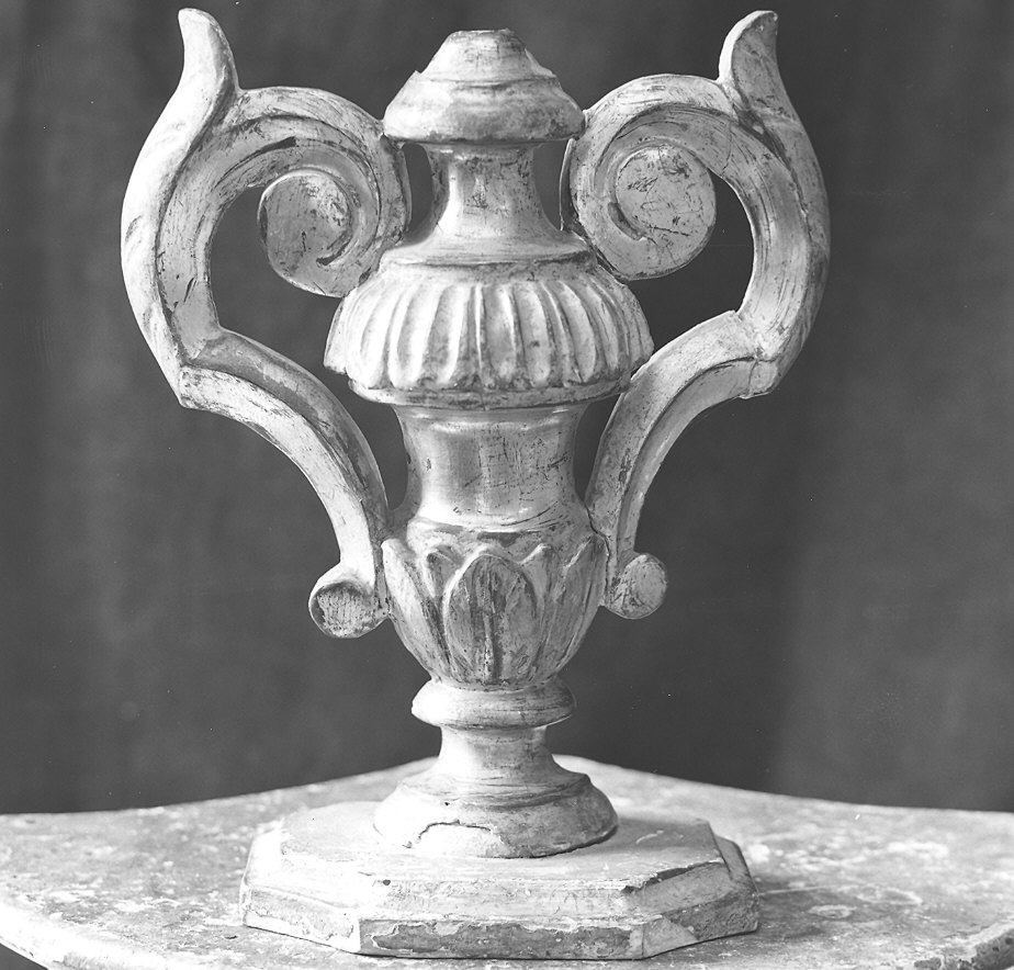 vaso d'altare con composizione floreale, serie - bottega piacentina (sec. XVIII)