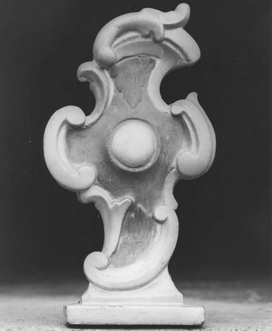 vaso d'altare con composizione floreale - bottega piacentina (sec. XIX)