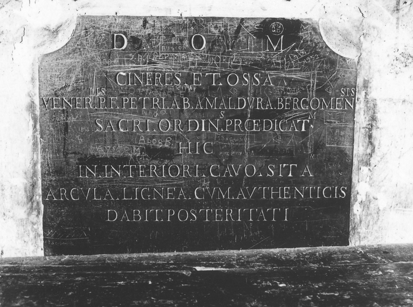 lapide commemorativa - bottega piacentina (secondo quarto sec. XVIII)