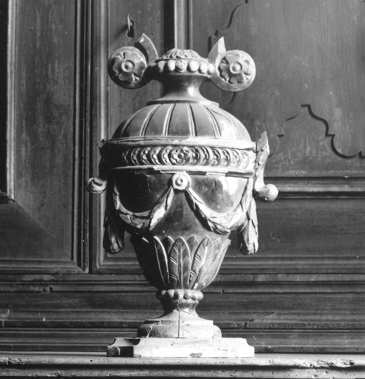vaso d'altare con composizione floreale, serie - bottega piacentina (fine sec. XVIII)