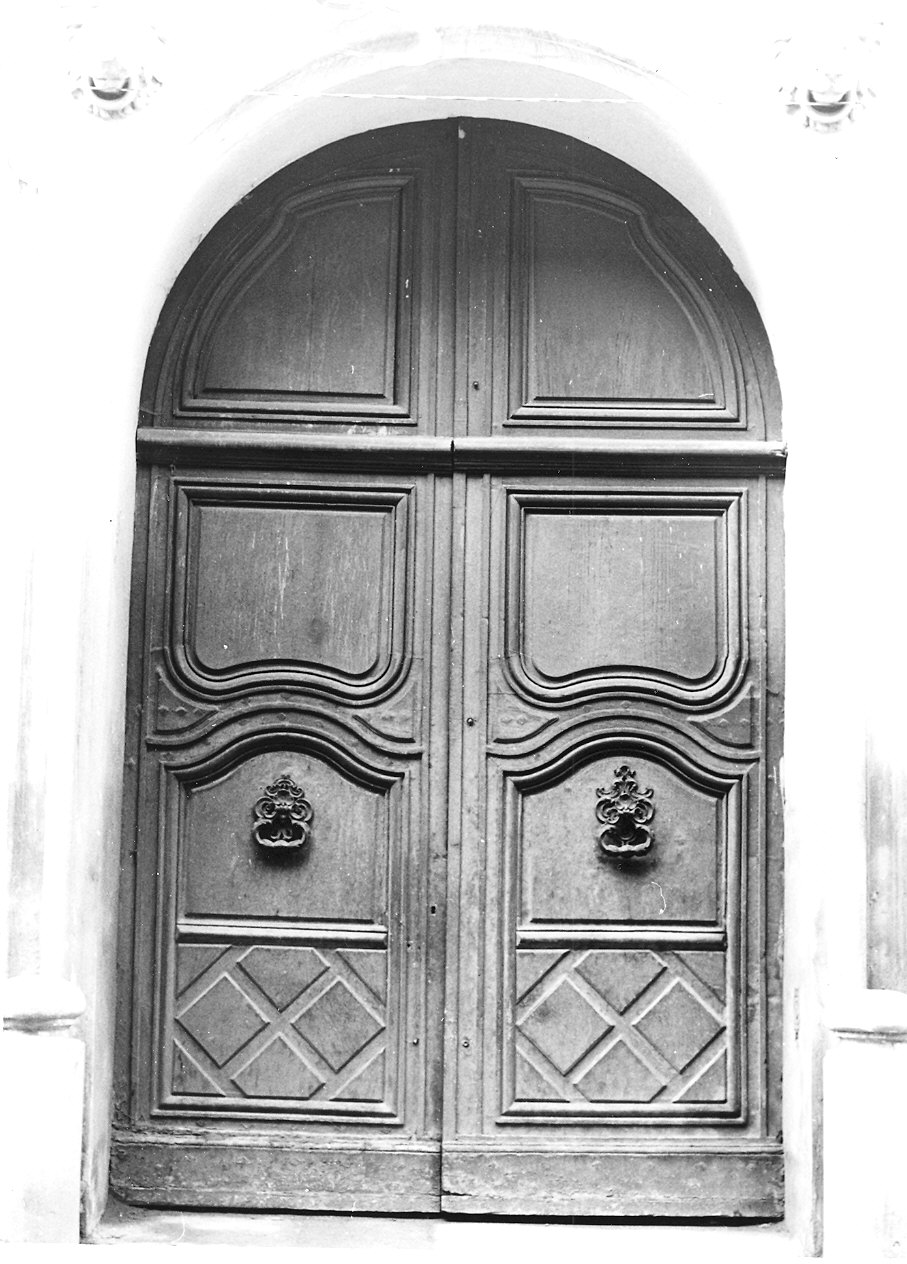 portone - a due battenti, serie - ambito parmense (terzo quarto sec. XVIII)