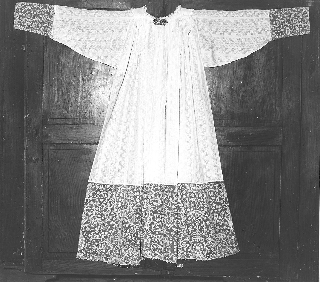 camice - manifattura fiamminga (?) (primo quarto sec. XVIII)