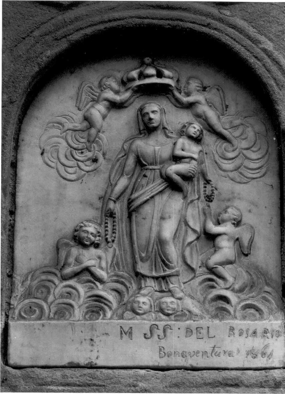 Maestà della Madonna del Rosario, Madonna del Rosario tra angeli (rilievo) - ambito carrarese (sec. XIX)
