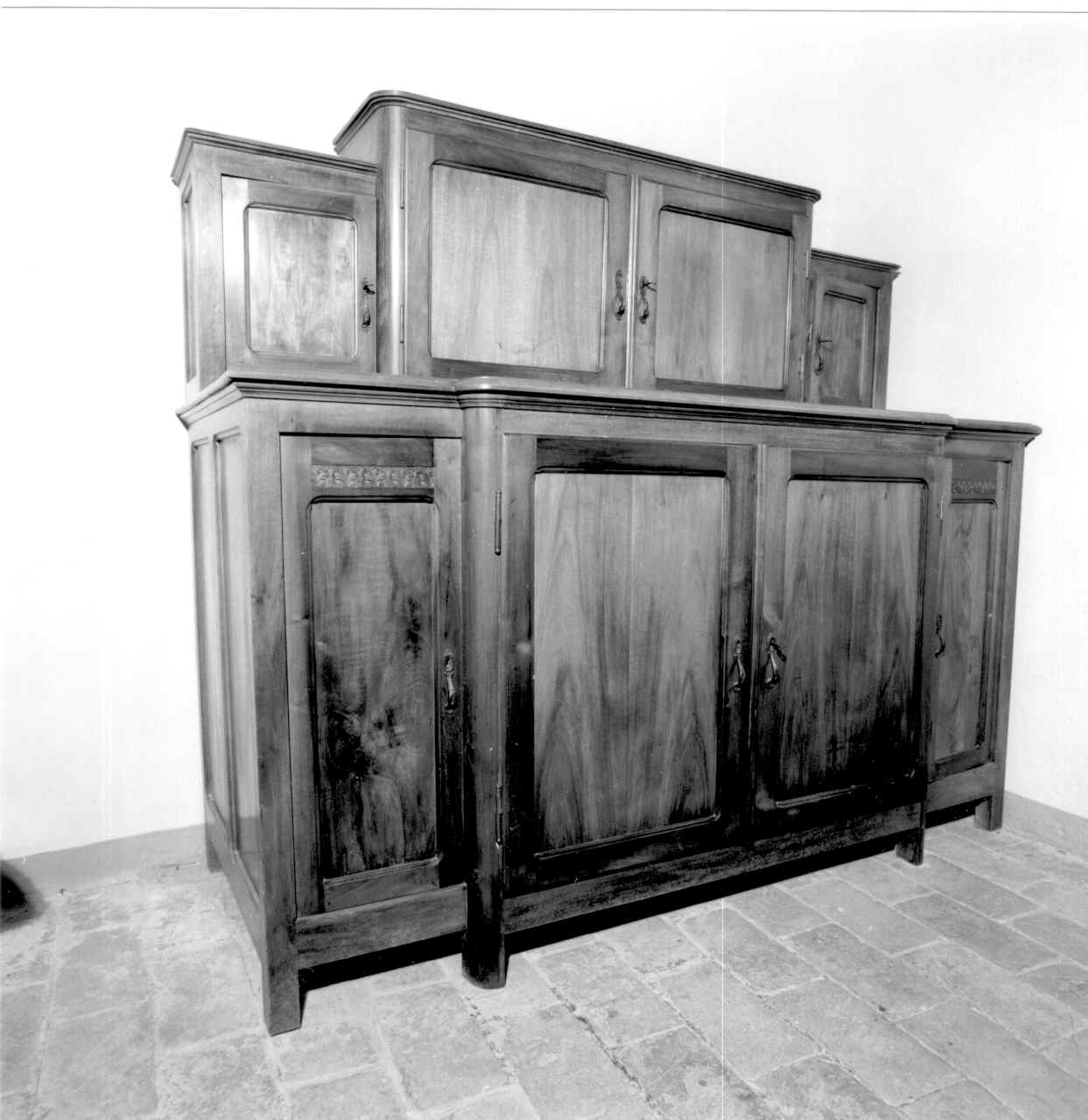 credenza da sacrestia con alzata - produzione parmense (fine/inizio secc. XIX/ XX)