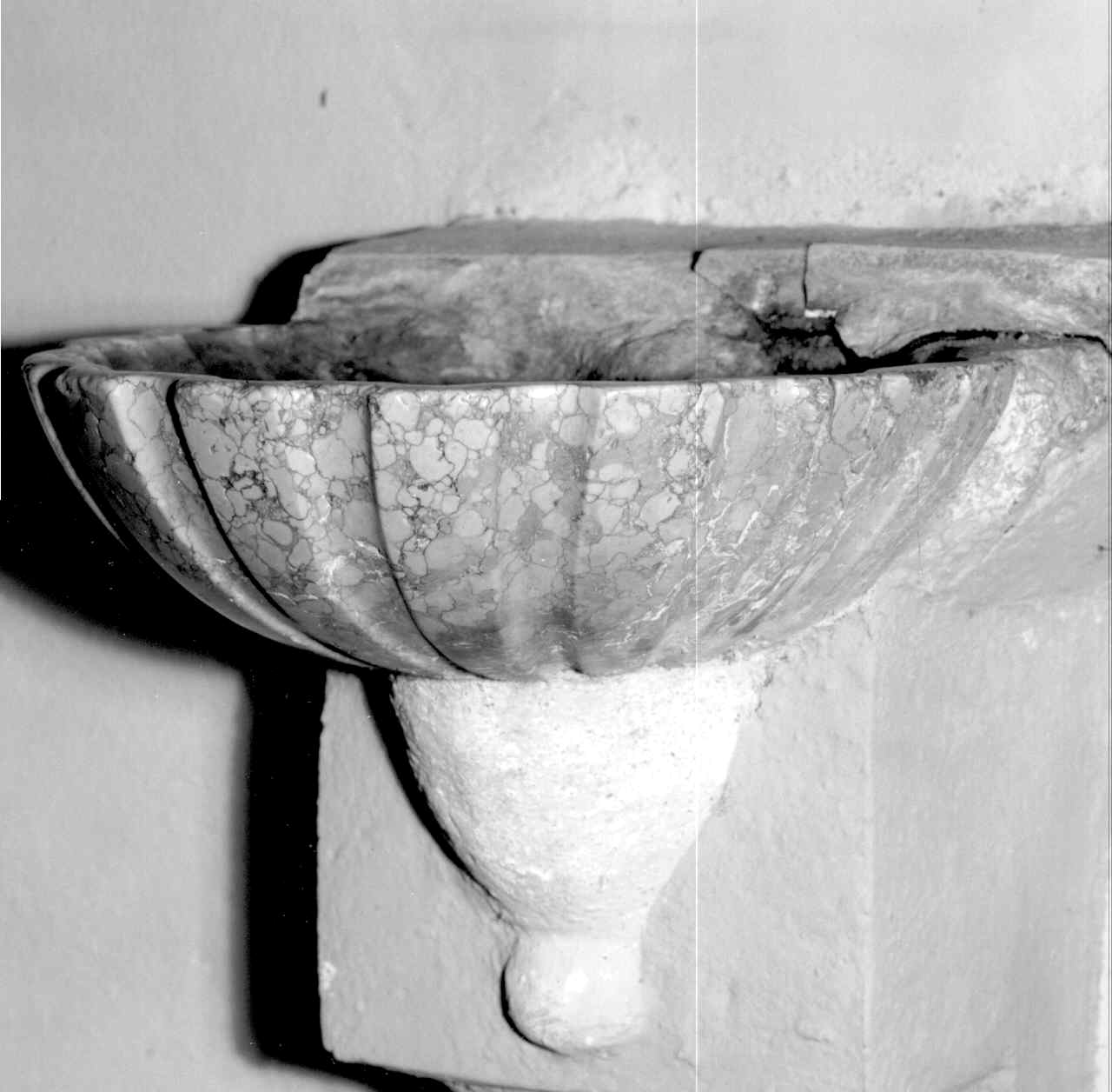 acquasantiera da parete - ambito parmense (primo quarto sec. XX)