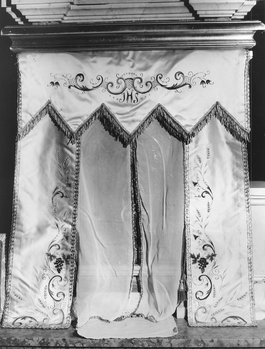 conopeo di tabernacolo - manifattura piacentina (primo quarto sec. XX)