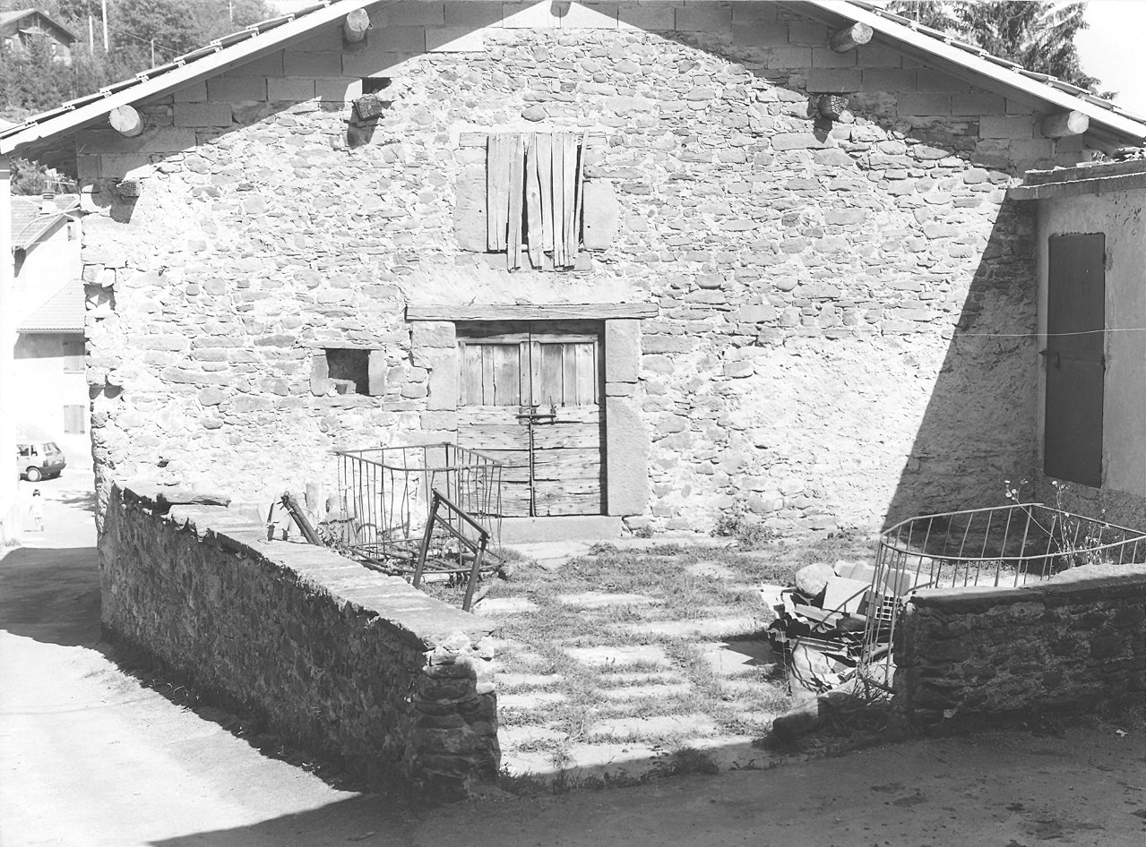 portale architravato - ambito parmense (secc. XVI/ XVII)