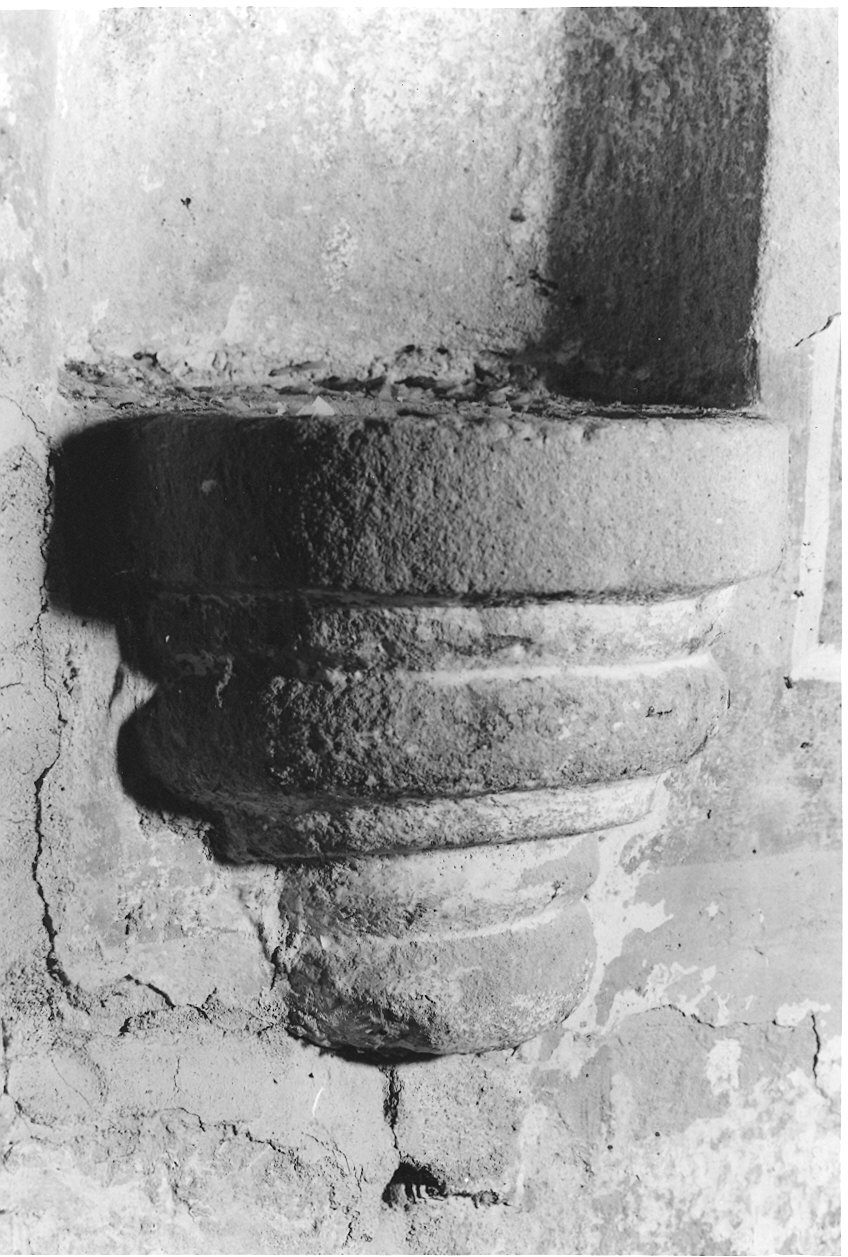 acquasantiera da parete - ambito piacentino (sec. XIII)