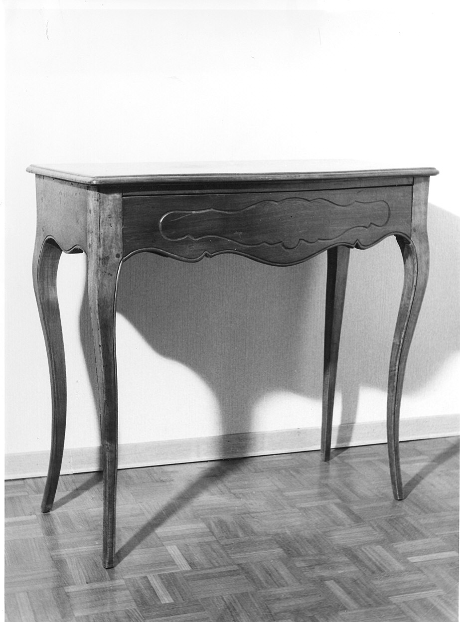 tavolino - ambito parmense (prima metà sec. XVIII)