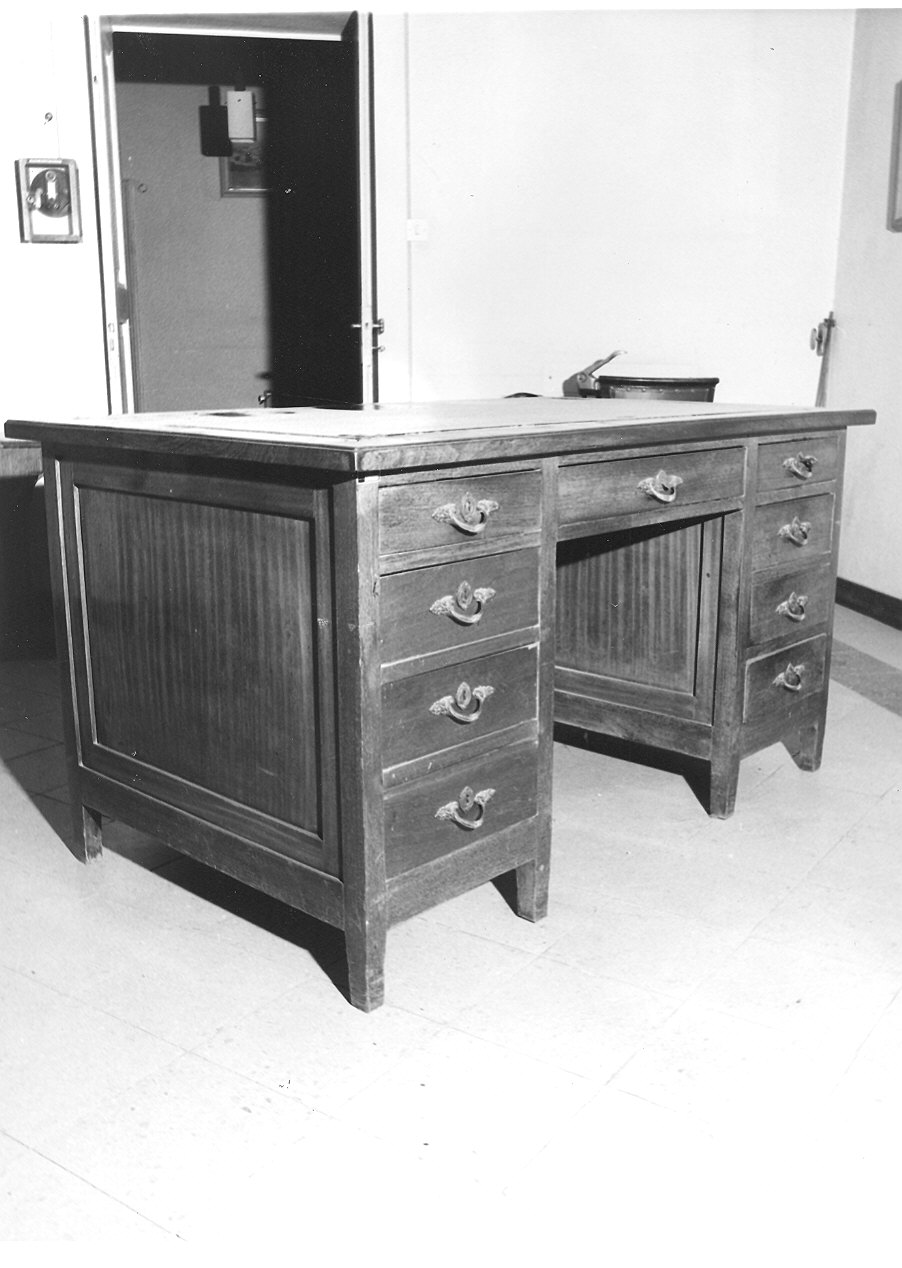 scrivania - ambito parmense (primo quarto sec. XX)