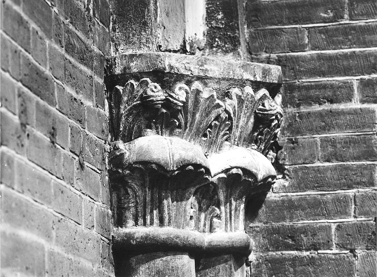 capitello, elemento d'insieme - bottega piacentina (prima metà sec. XII)