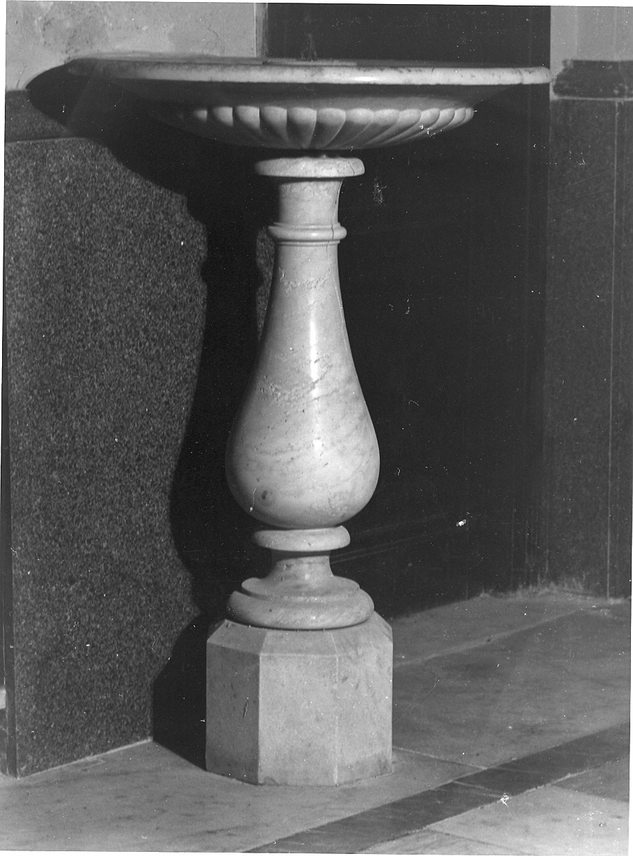 acquasantiera - a fusto - ambito carrarese (sec. XIX)