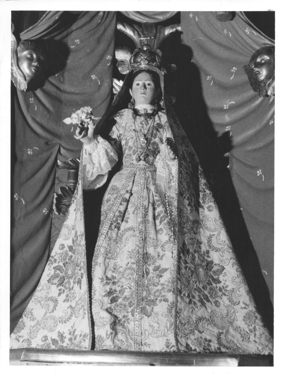 Madonna con personaggi che implorano il suo aiuto (statua) - produzione Italia settentrionale (primo quarto sec. XX)