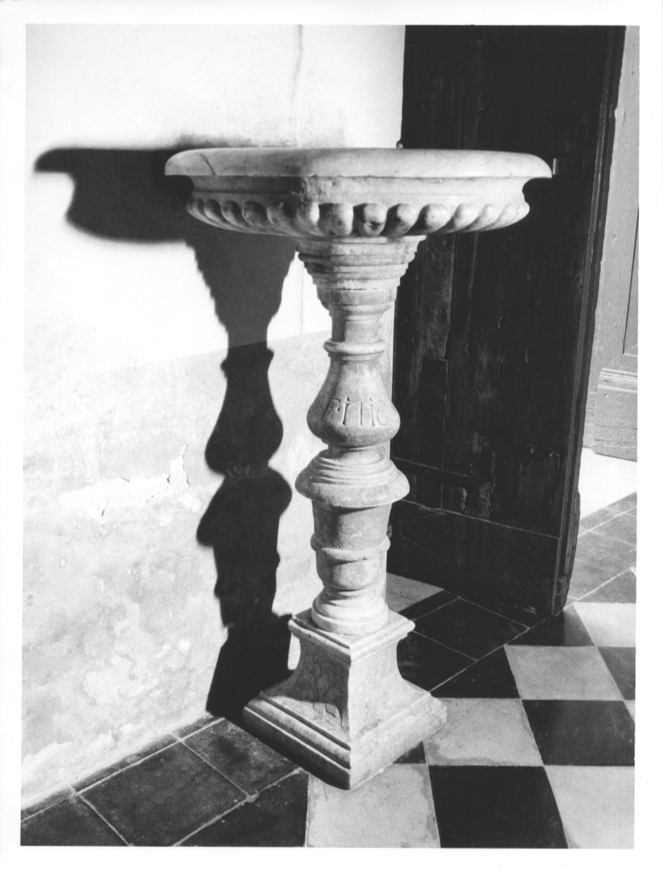 acquasantiera - a fusto - ambito carrarese (?) (sec. XVIII)