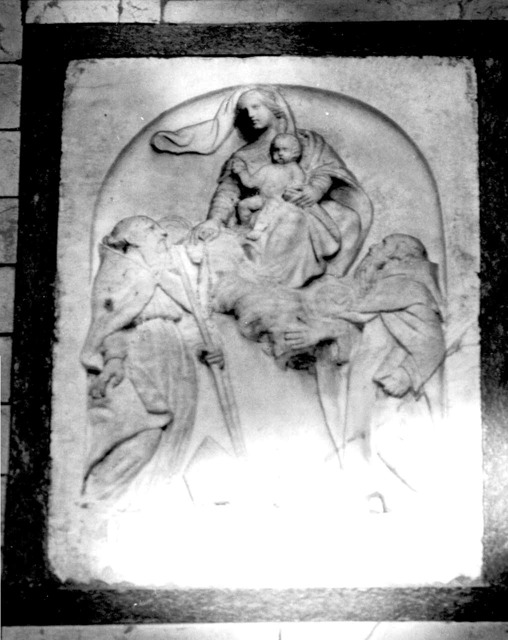 Madonna in gloria col Bambino e i Santi Benedetto e Antonio Abate (rilievo) - ambito carrarese (sec. XVII)