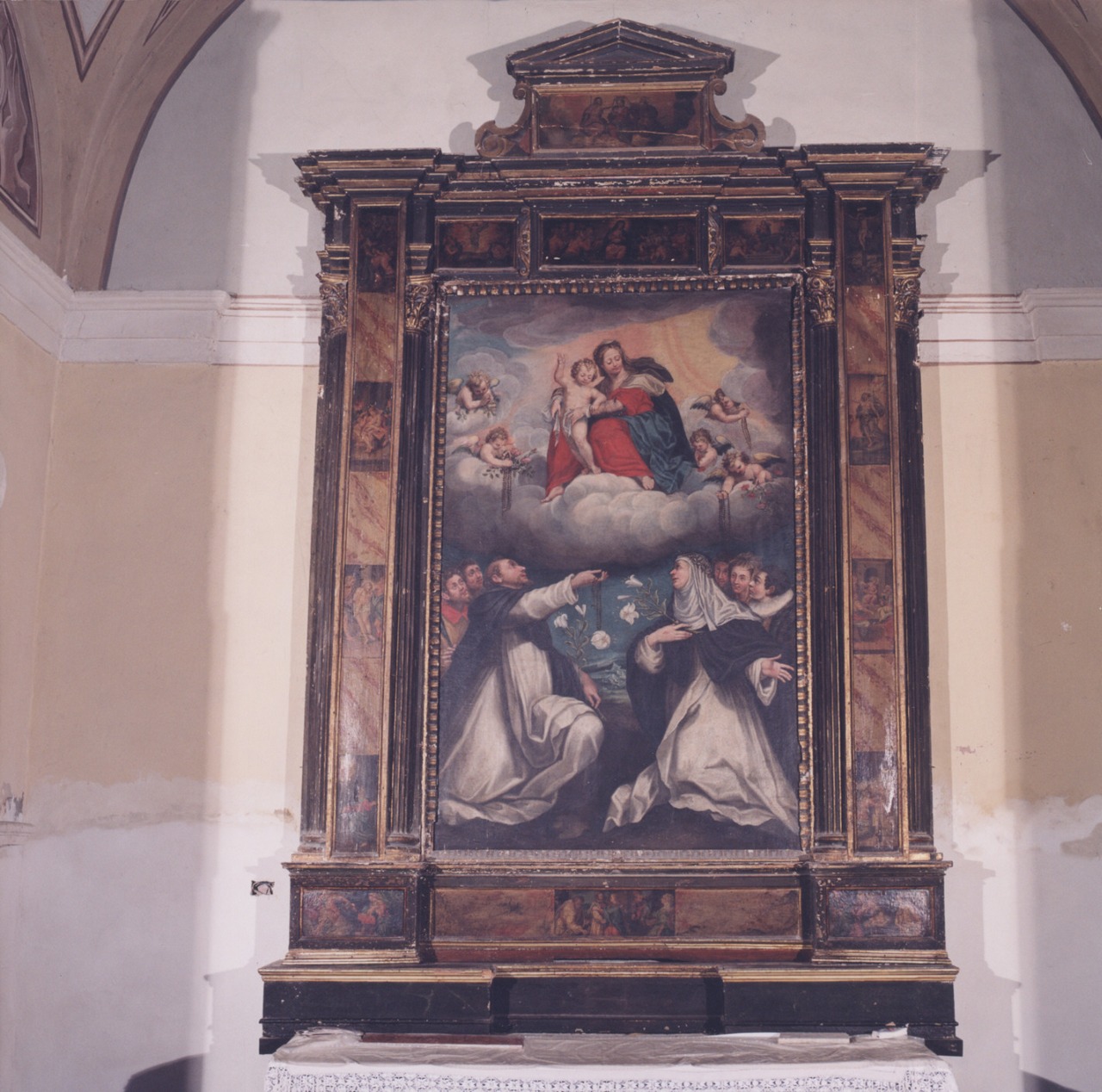 Madonna del Rosario fra i SS. Domenico, Caterina da Siena, Lucio, Amanzio e i donatori (dipinto) di Tinti Giovan Battista (fine/inizio secc. XVI/ XVII)