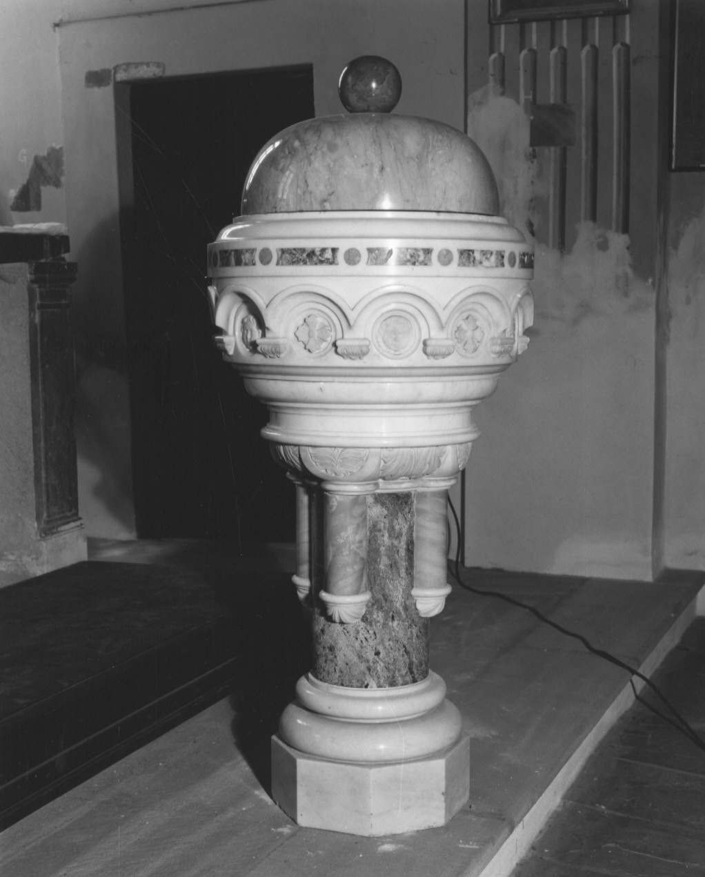 fonte battesimale - a fusto - produzione parmense (prima metà sec. XX)