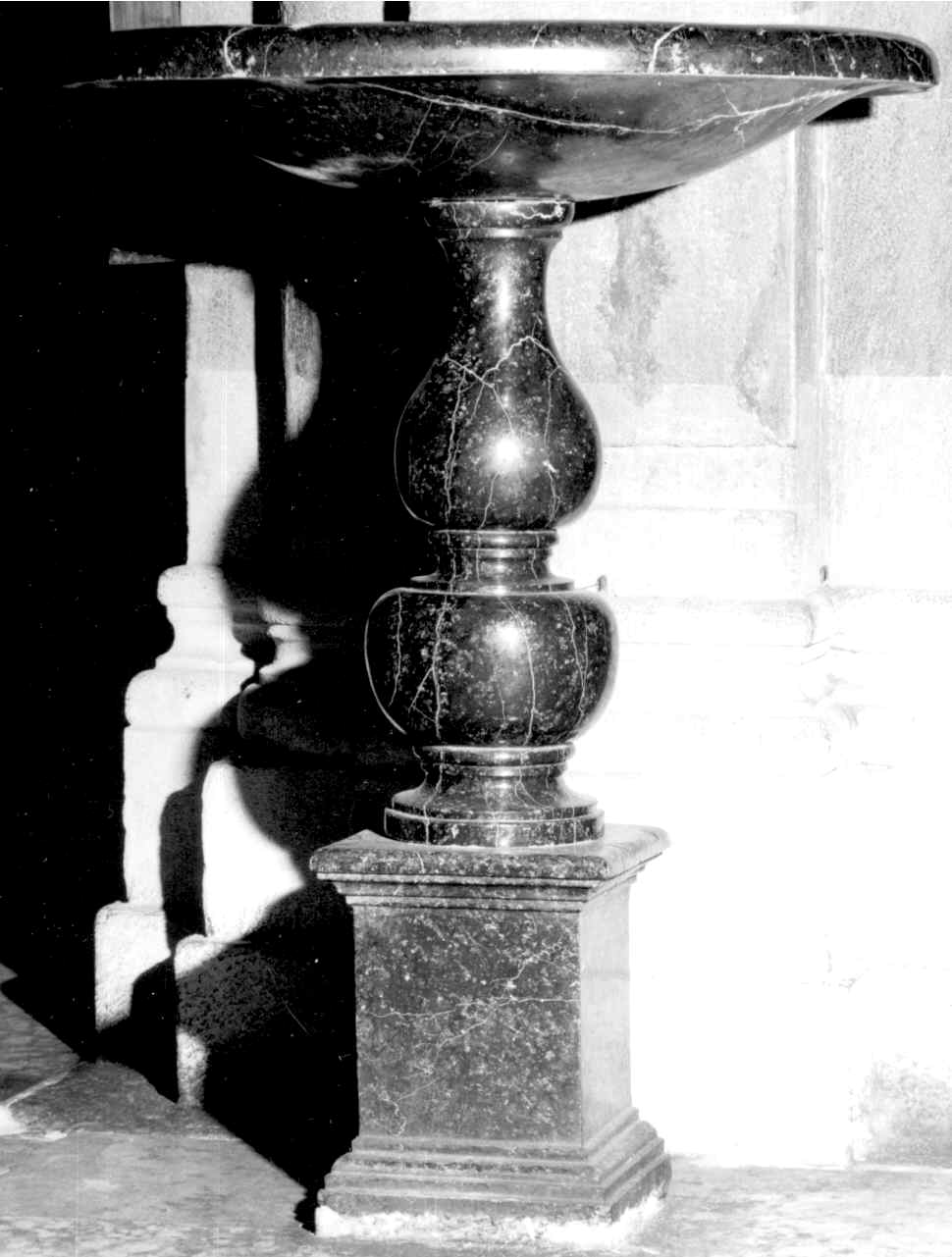 acquasantiera - a fusto, serie - bottega parmense (fine/inizio secc. XVII/ XVIII)