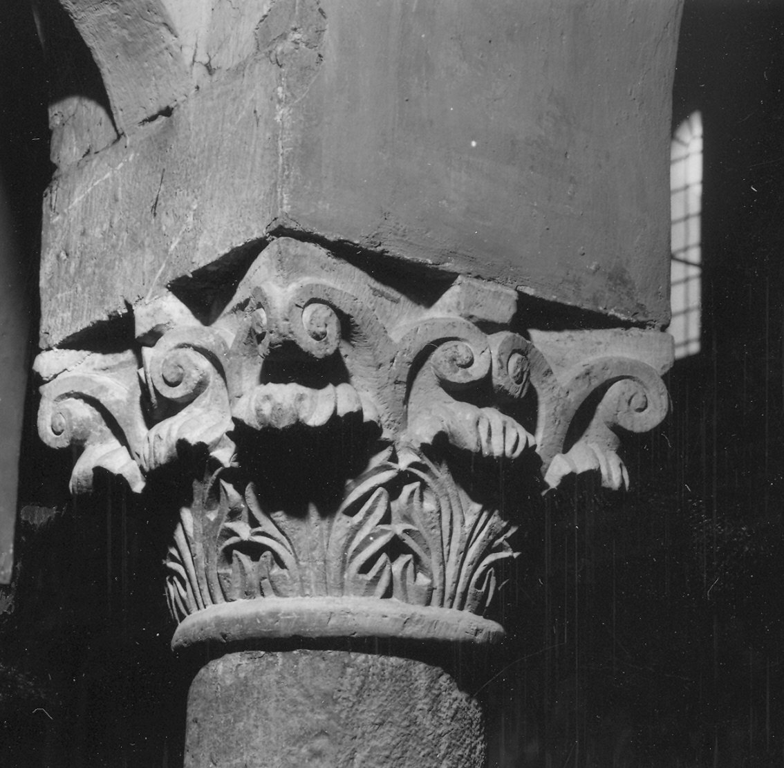 capitello corinzio - bottega padana (prima metà sec. XII)