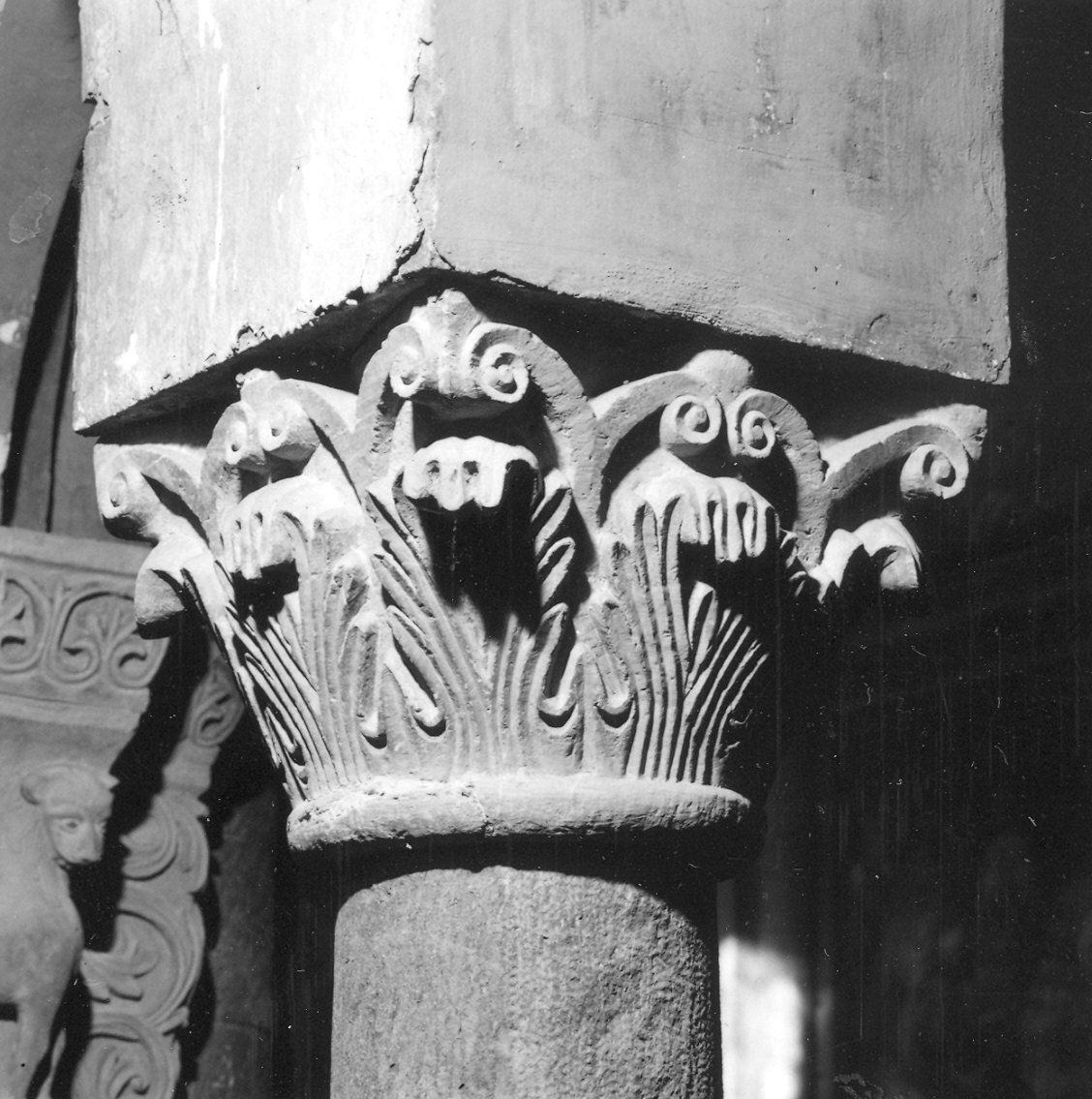 capitello corinzio - bottega padana (prima metà sec. XII)