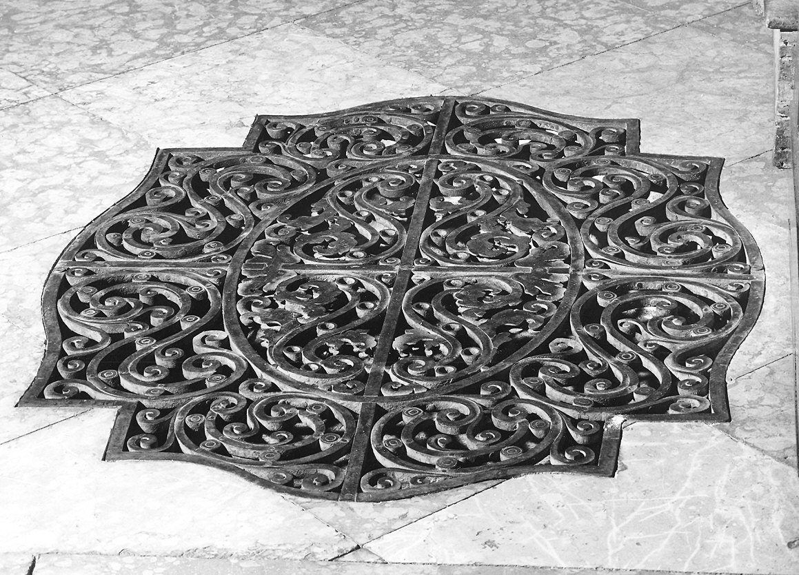 grata pavimentale, serie - bottega parmense (prima metà sec. XVIII)