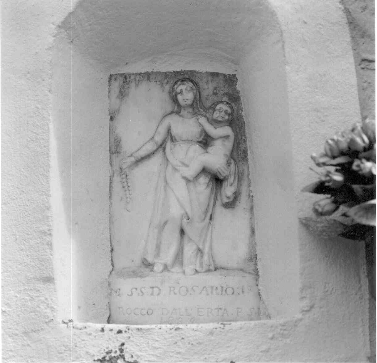 Maestà della Madonna del rosario, Madonna del Rosario (rilievo) - ambito carrarese (sec. XIX)