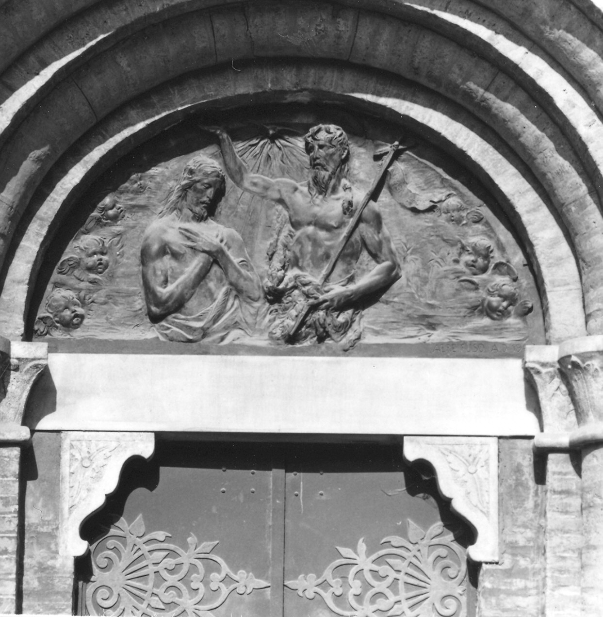 battesimo di Cristo (decorazione plastica) di Poliaghi Ludovico (sec. XX)