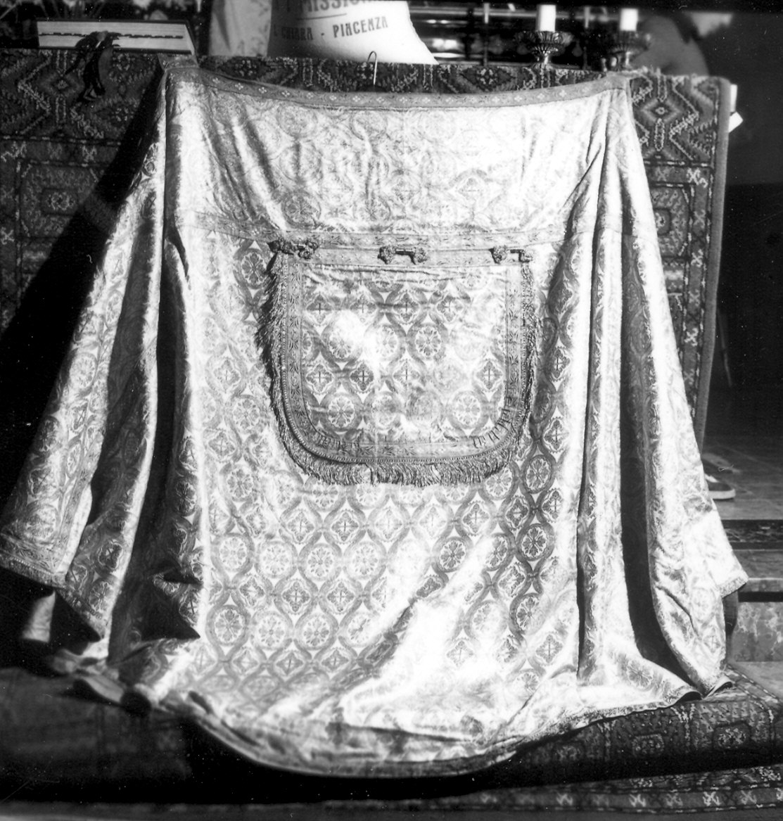 paramento liturgico, insieme di Ditta Cacciuttolo (inizio sec. XX)