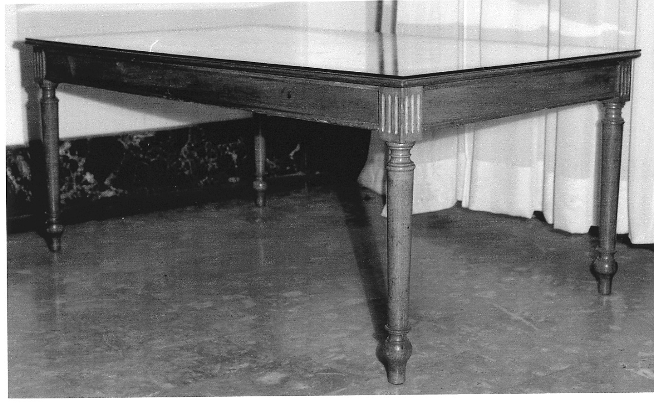 tavolo - produzione emiliana (metà sec. XX)