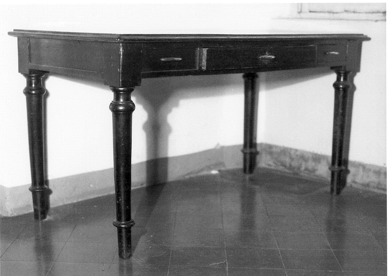 tavolo - produzione emiliana (prima metà sec. XX)