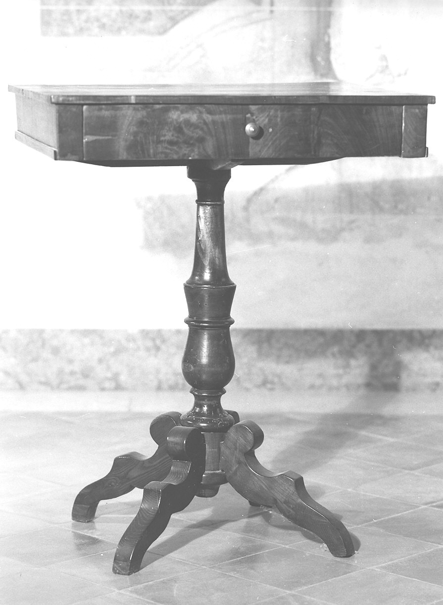 tavolino - produzione Italia settentrionale (seconda metà sec. XIX)