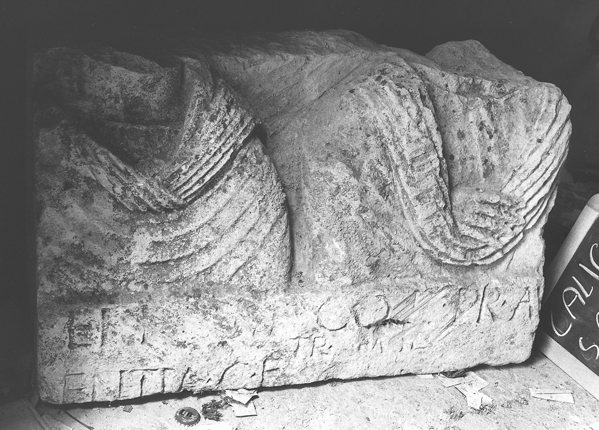 cippo, frammento - ambito romano (sec. II)