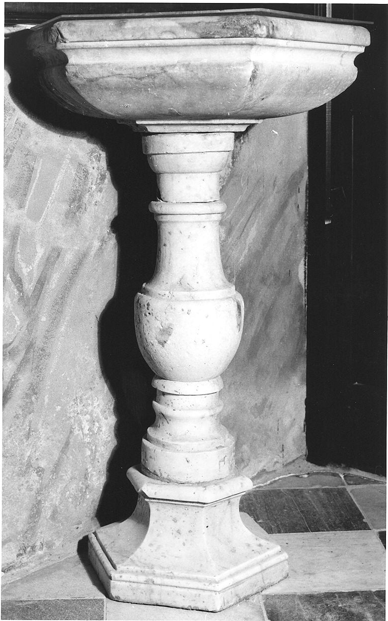 acquasantiera - a fusto - ambito carrarese (sec. XVII)