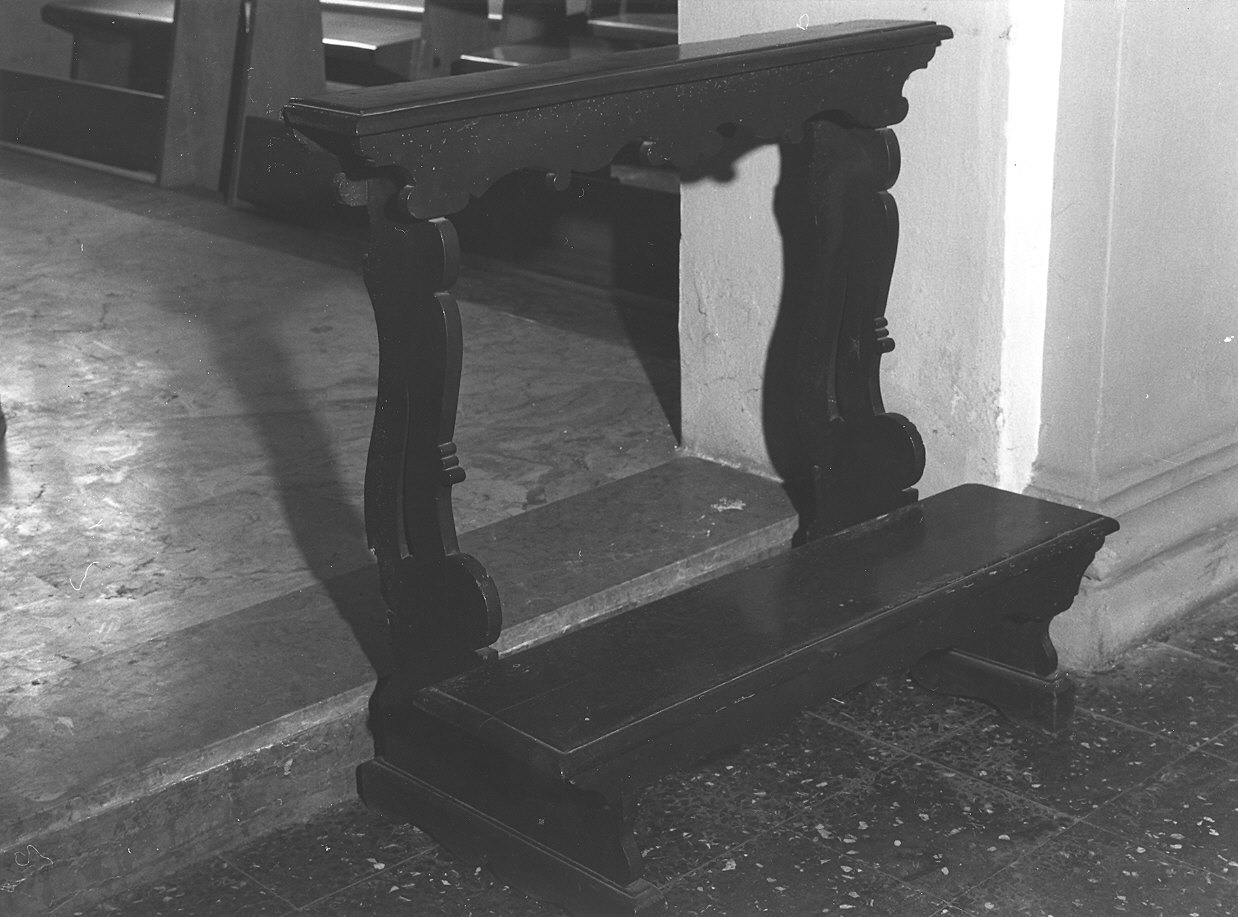 inginocchiatoio - a montanti sagomati, serie - ambito piacentino (secc. XVII/ XVIII)